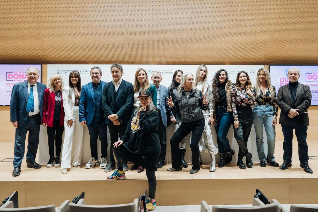 Organizadores, autoridades y artistas posan en la Sala Polivalente del Museo de las Ciencias tras la presentación del festival. 