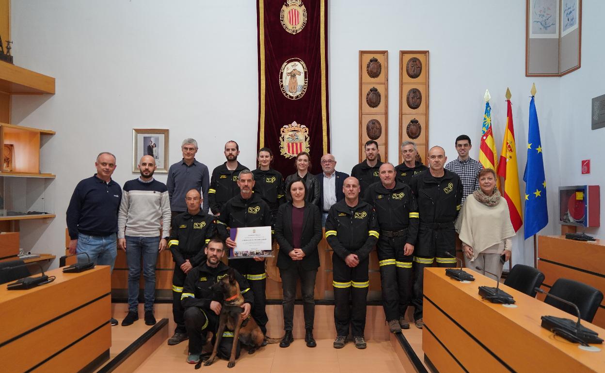 Entrega del diploma a los miembros de IAE. 