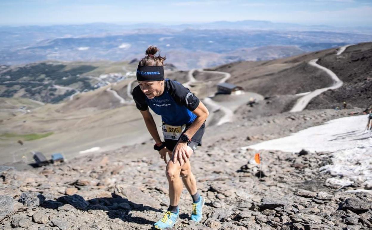 Ana Tauste, en plena competición de una carrera vertical. 