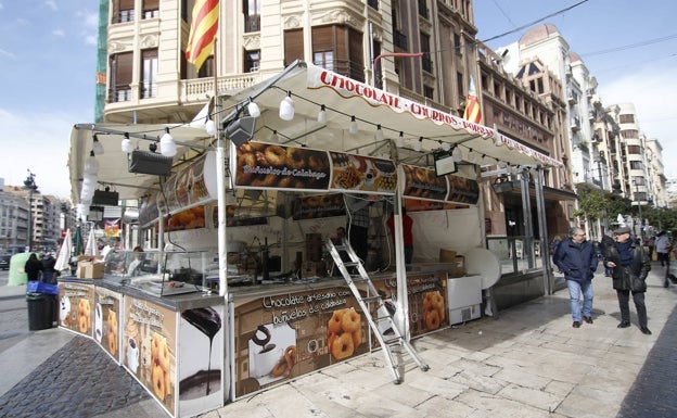 Puesto de buñuelos y churros en la calle Ribera, frente a la plaza de Toros de Valencia. 