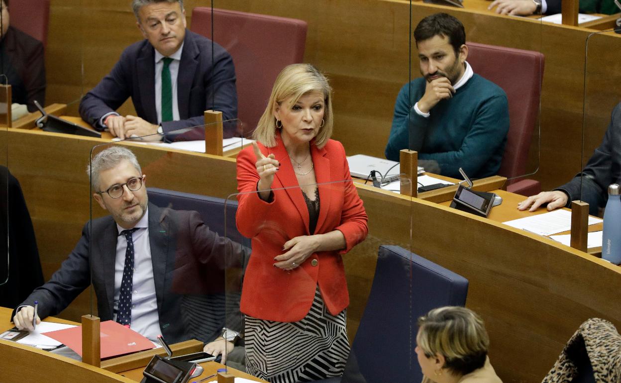 La consellera Gabriela Bravo interviene en un pleno de Les Corts. 