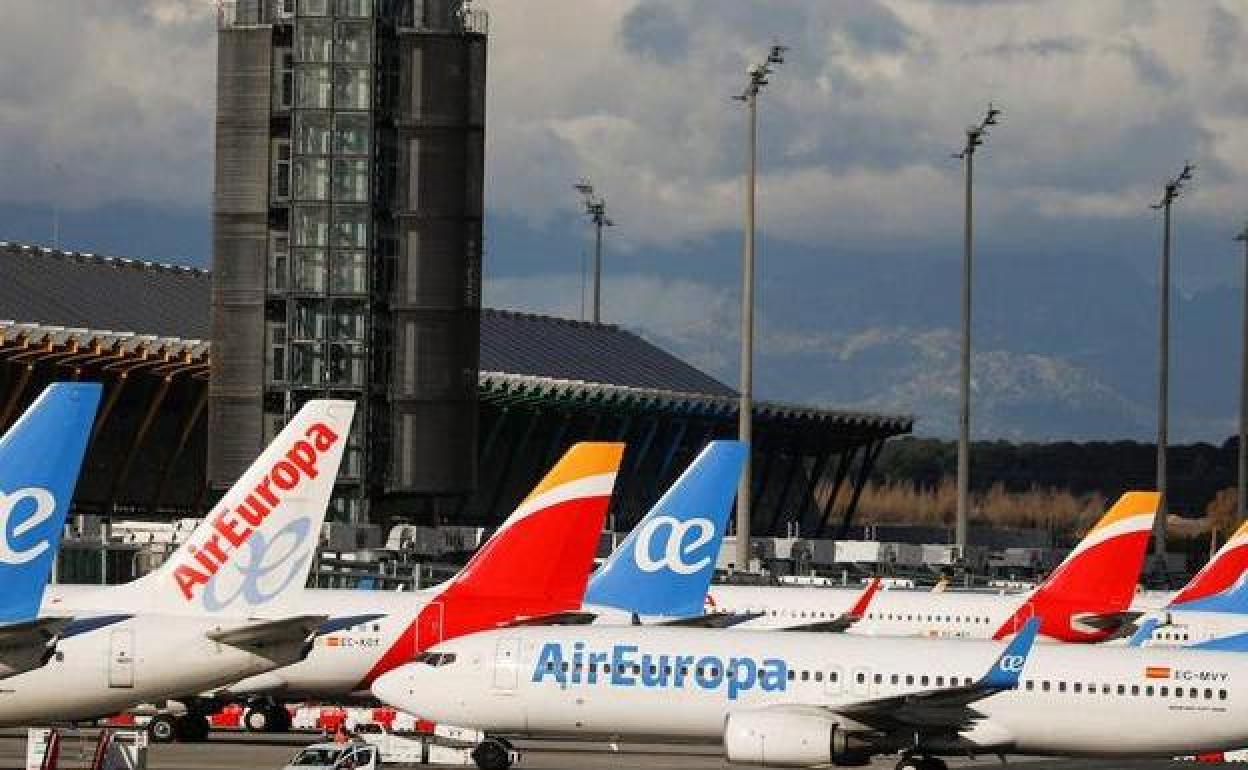 Aviones de Iberia y Air Europa en el aeropuerto de Madrid-barajas.