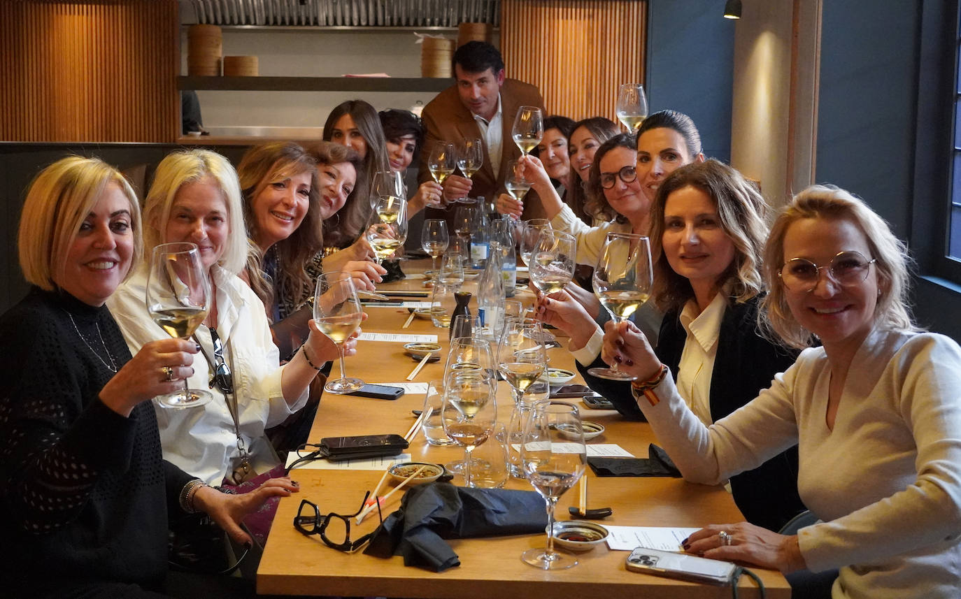 En la comida de Hotaru se han dado cita mujeres como Julia Pérez-Broseta, Belén Arias o Romina Martínez-Colomer.