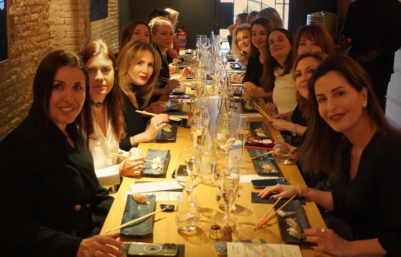 Un grupo de mujeres asisten a una comida en Hotaru organizada por Rosa Sanchis y Javier Monedero y maridada con los vinos y cavas de Bodegas Hispano Suizas.