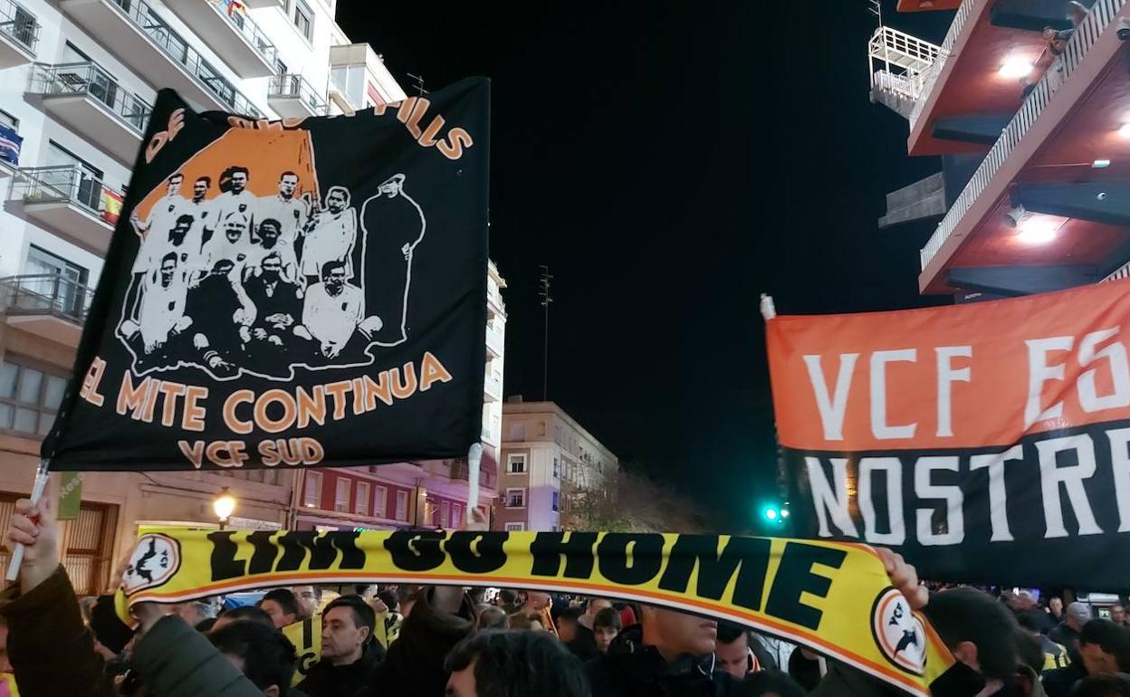 Miles de valencianistas volvieron a tomar la calzada de la Avenida de Suecia para clamar contra la gestión de Meriton y de Lim. 