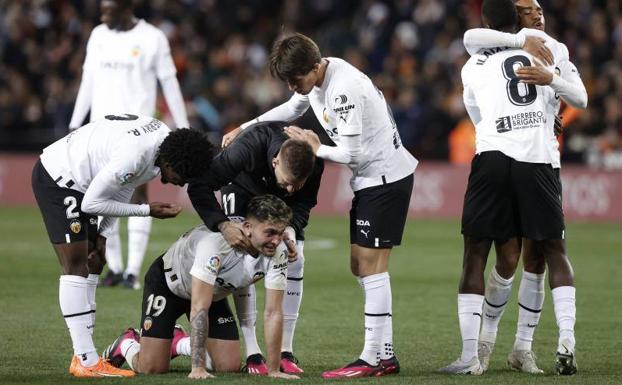 La imagen de la jornada: Hugo Duro no puede contener la emoción y llora tras la victoria del Valencia