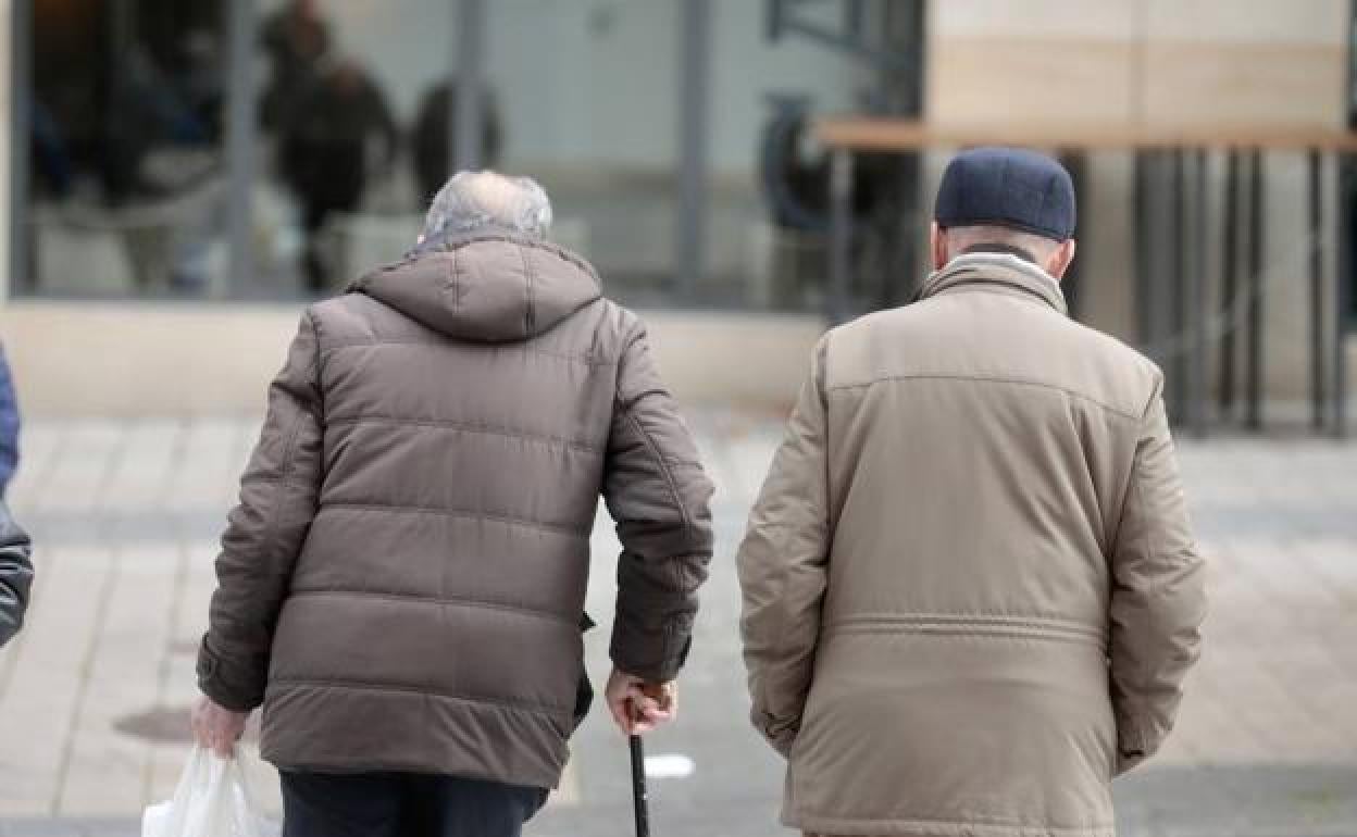 Dos jubilados pasean por la calle en una imagen de archivo.