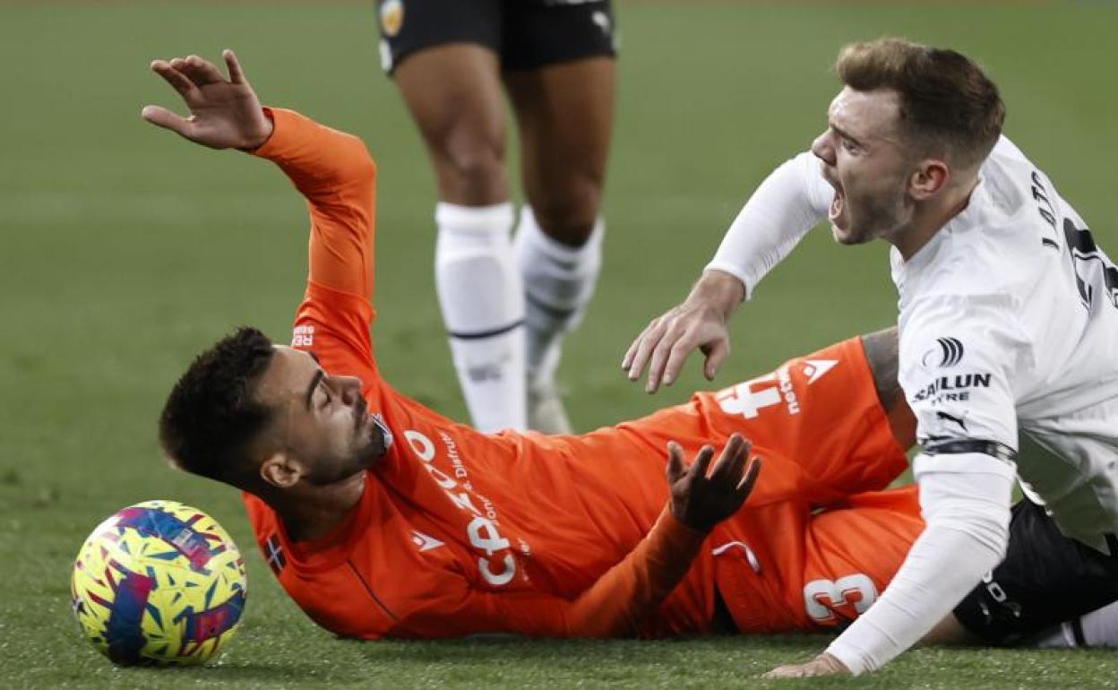 Lato quejándose en una acción junto a Brais Méndez en el partido ante la Real Sociedad. 