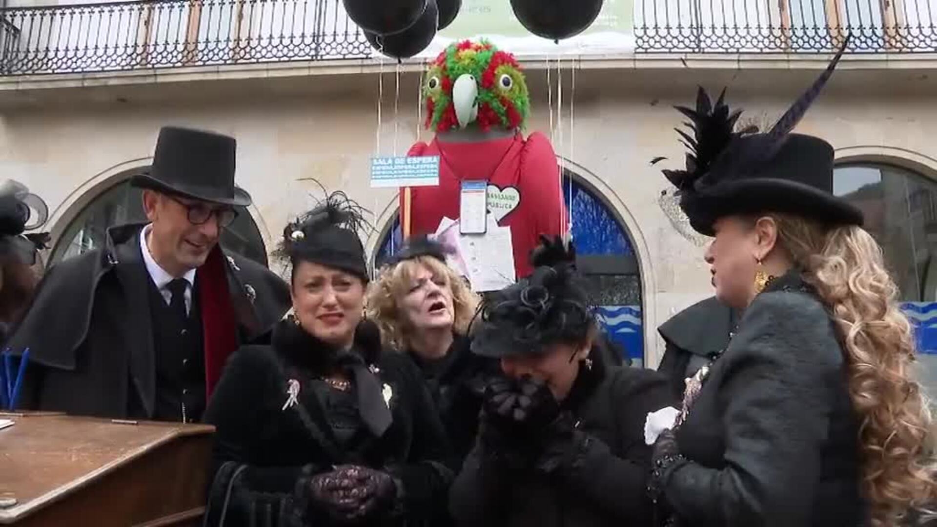 Pontevedra se despide del carnaval con el entierro de su loro Ravachol