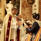 La fallera mayor infantil, Paula Nieto, en la Basílica tras la Crida. 