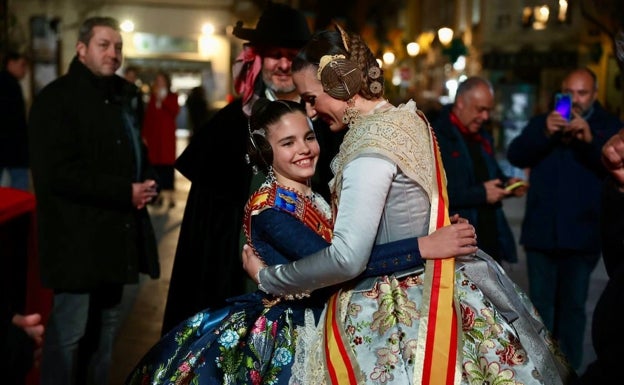 Paula Nieto y Laura Mengó, fundidas en un cariñoso abrazo antes de la Crida.