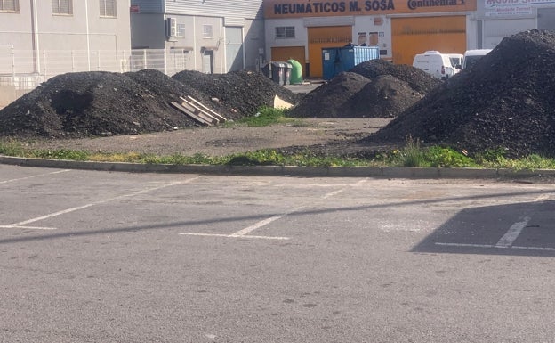 Grava y escombros en el solar donde se construirá la estación de ITV. 