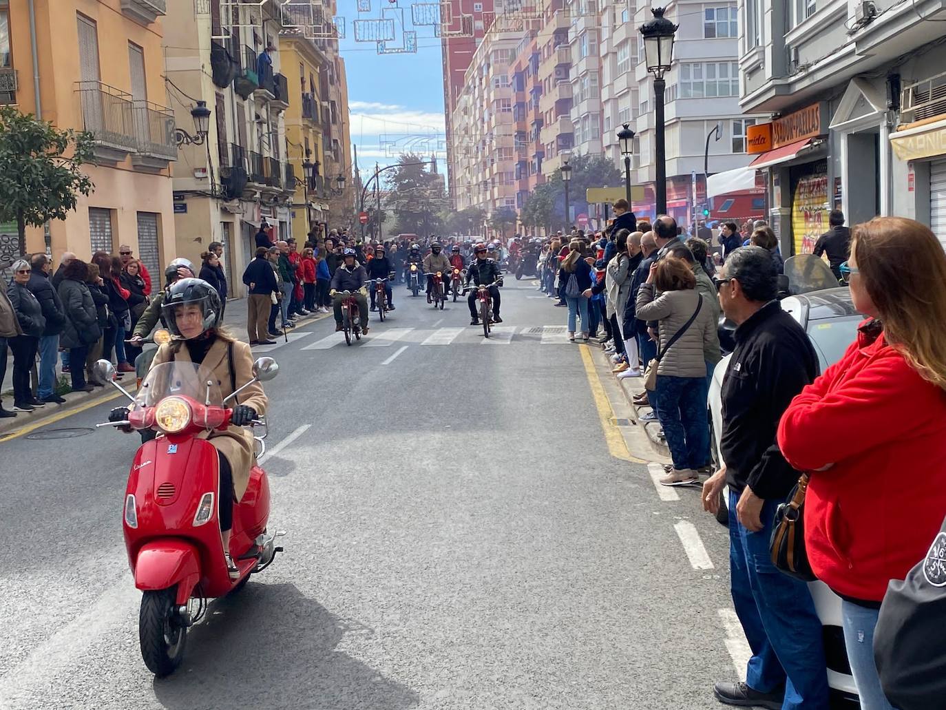 Fotos: Las vespas dan la bienvenida a las Fallas 2023