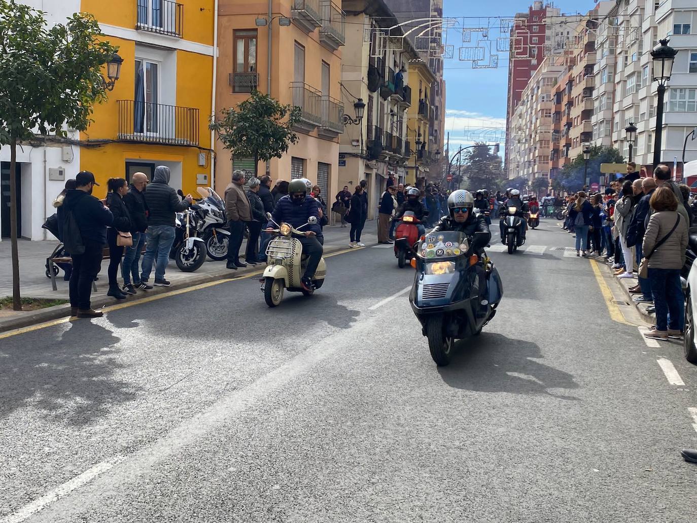 Fotos: Las vespas dan la bienvenida a las Fallas 2023