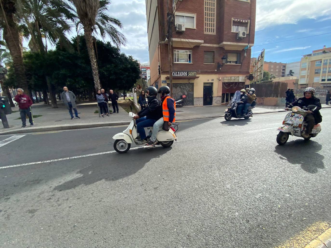 Fotos: Las vespas dan la bienvenida a las Fallas 2023