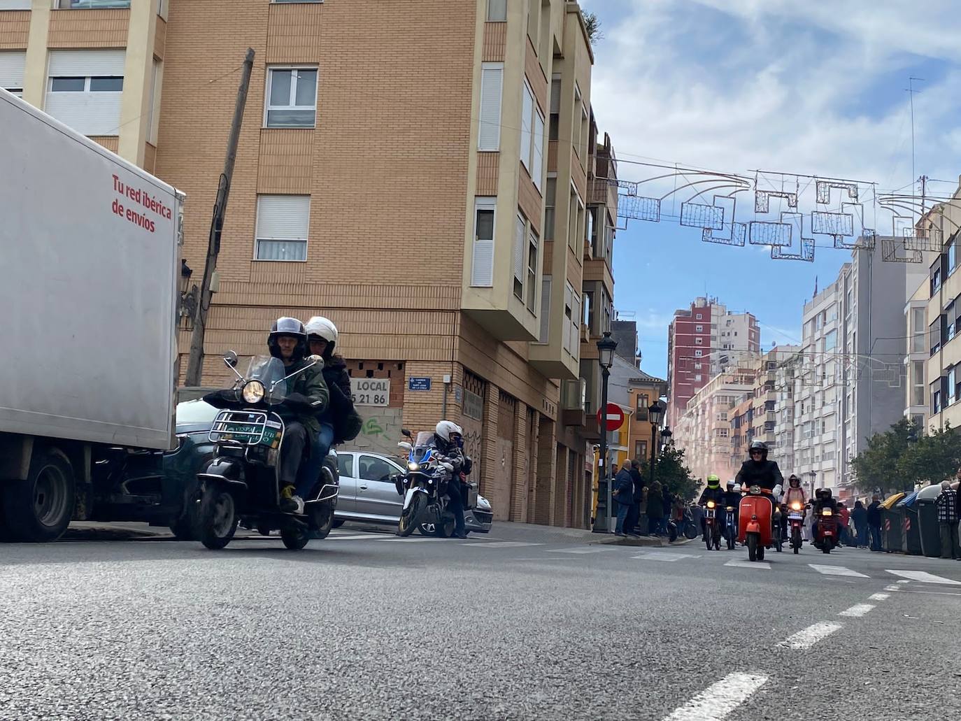 Fotos: Las vespas dan la bienvenida a las Fallas 2023