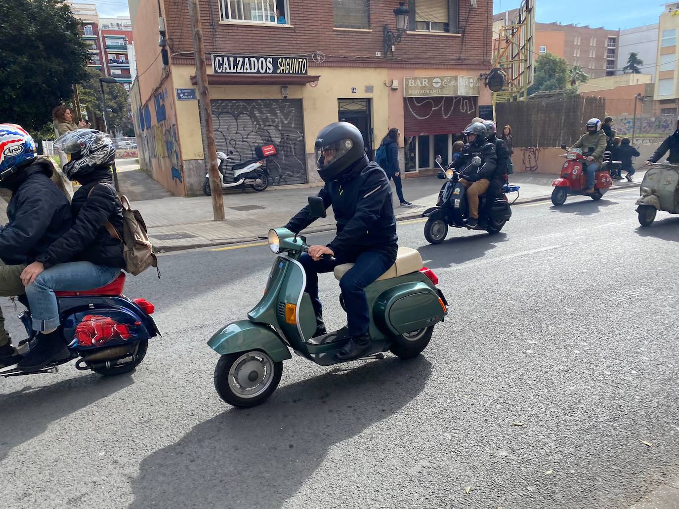 Fotos: Las vespas dan la bienvenida a las Fallas 2023