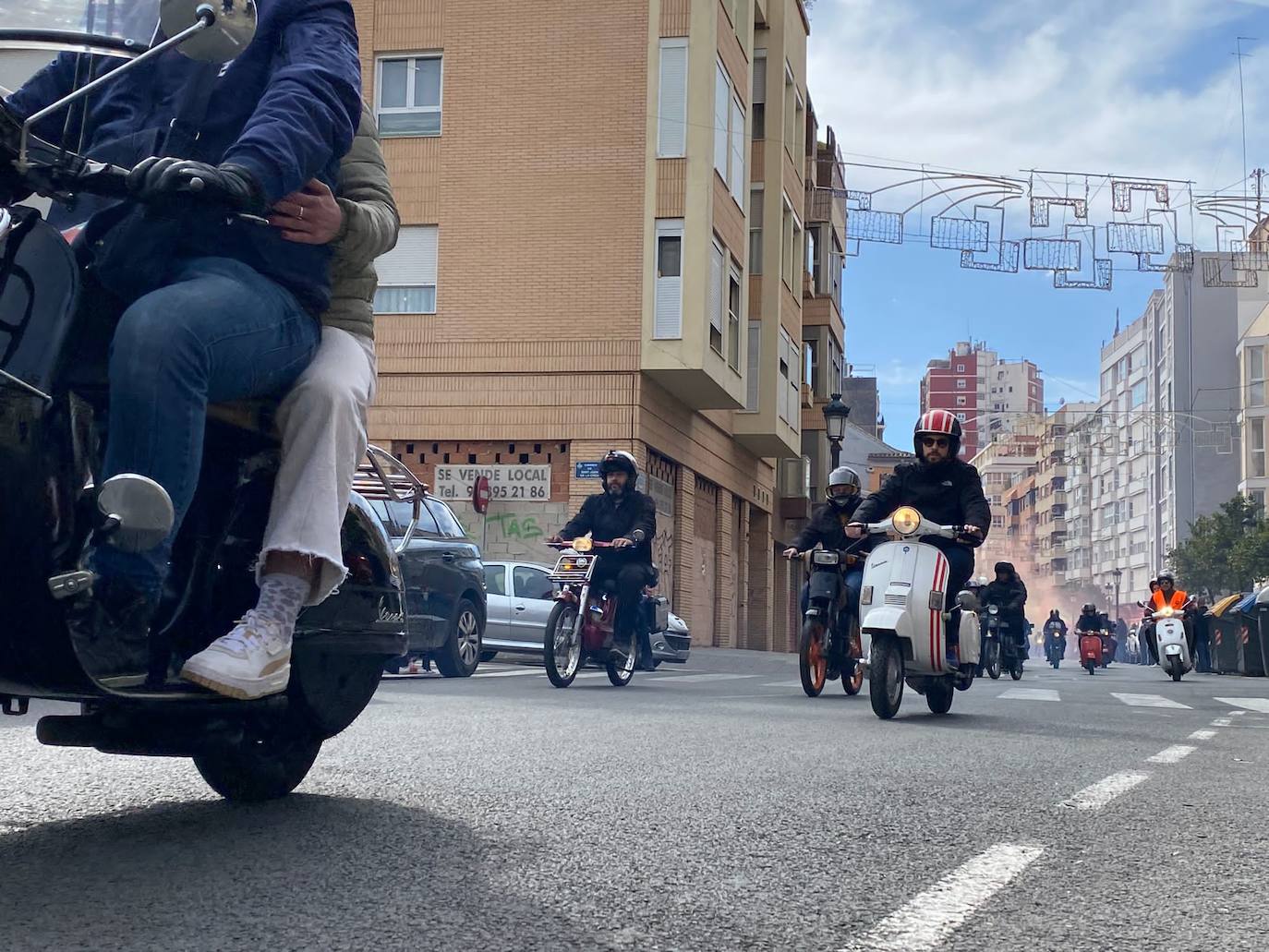 Fotos: Las vespas dan la bienvenida a las Fallas 2023