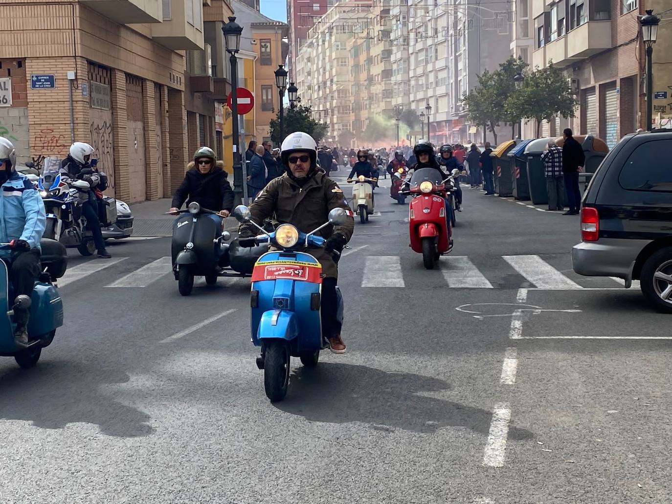 Fotos: Las vespas dan la bienvenida a las Fallas 2023