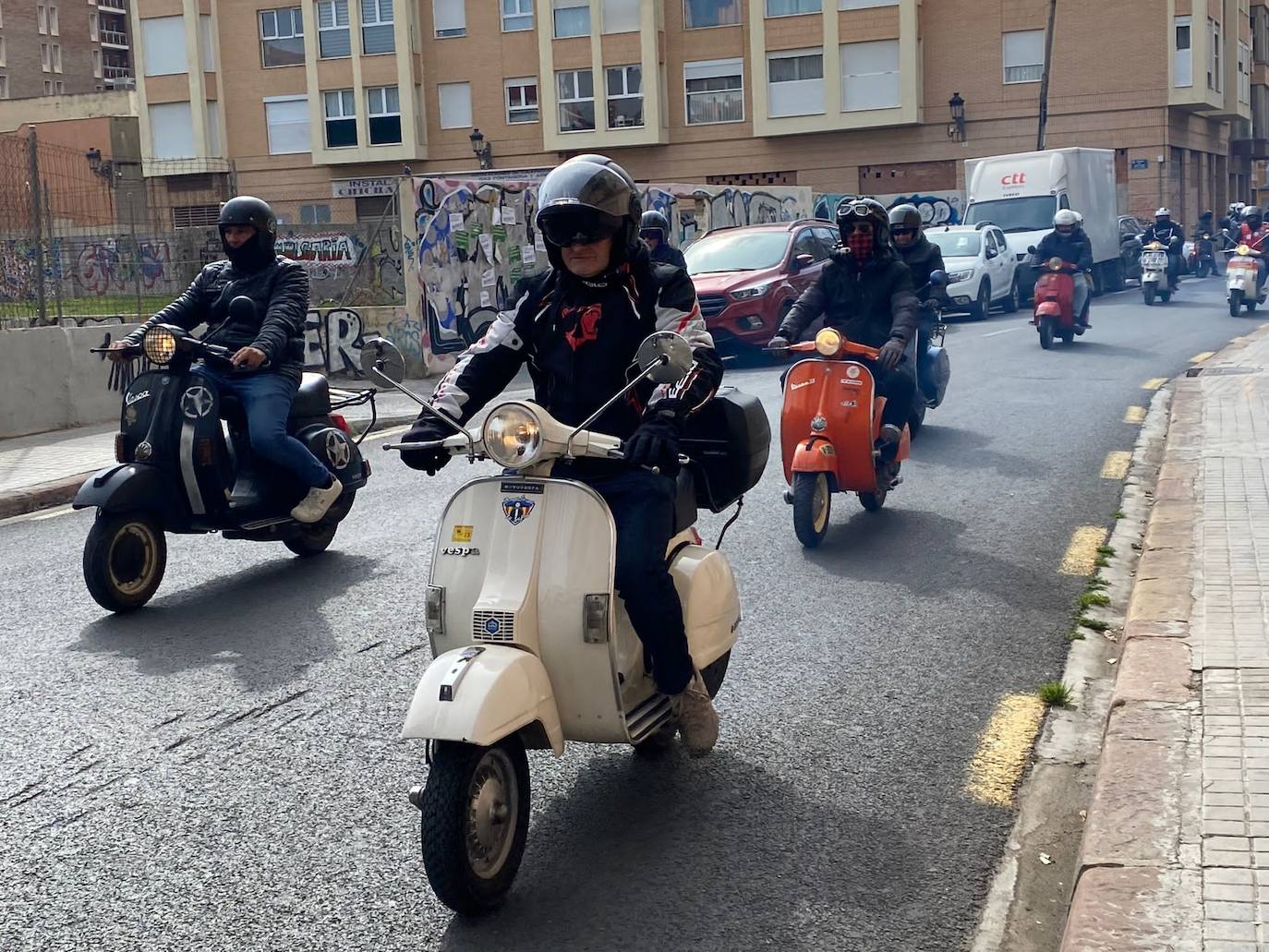 Fotos: Las vespas dan la bienvenida a las Fallas 2023