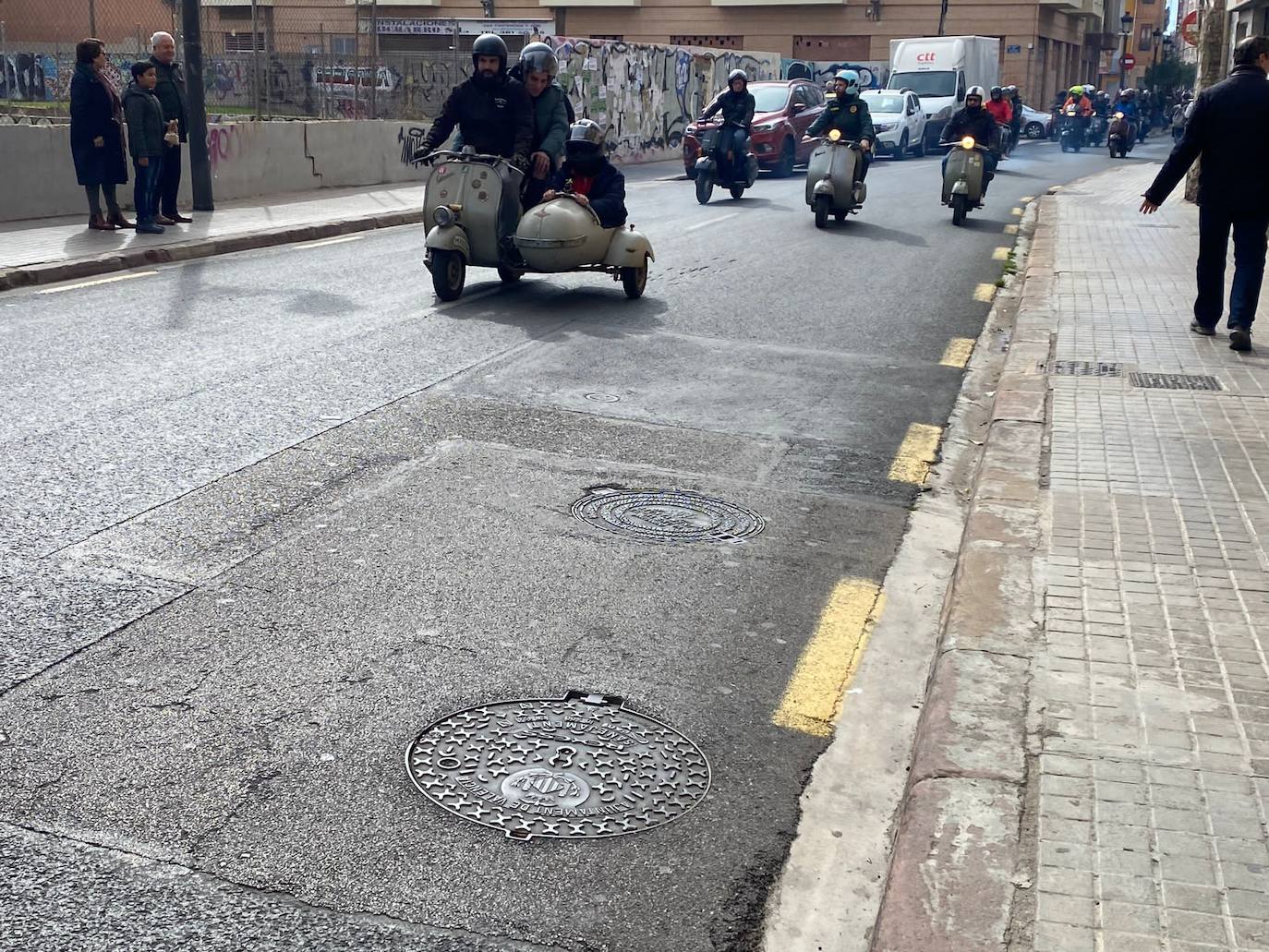 Fotos: Las vespas dan la bienvenida a las Fallas 2023