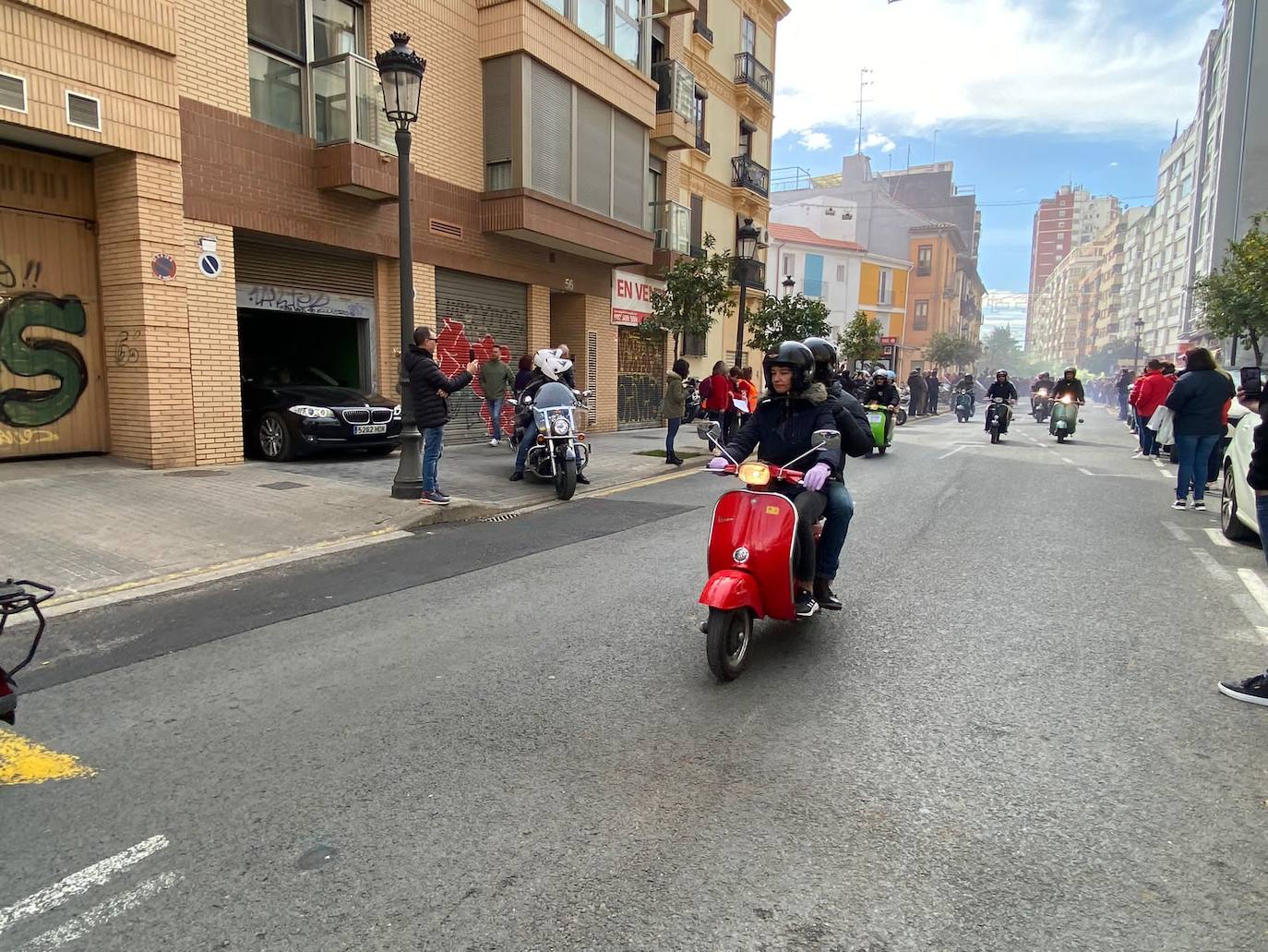 Fotos: Las vespas dan la bienvenida a las Fallas 2023