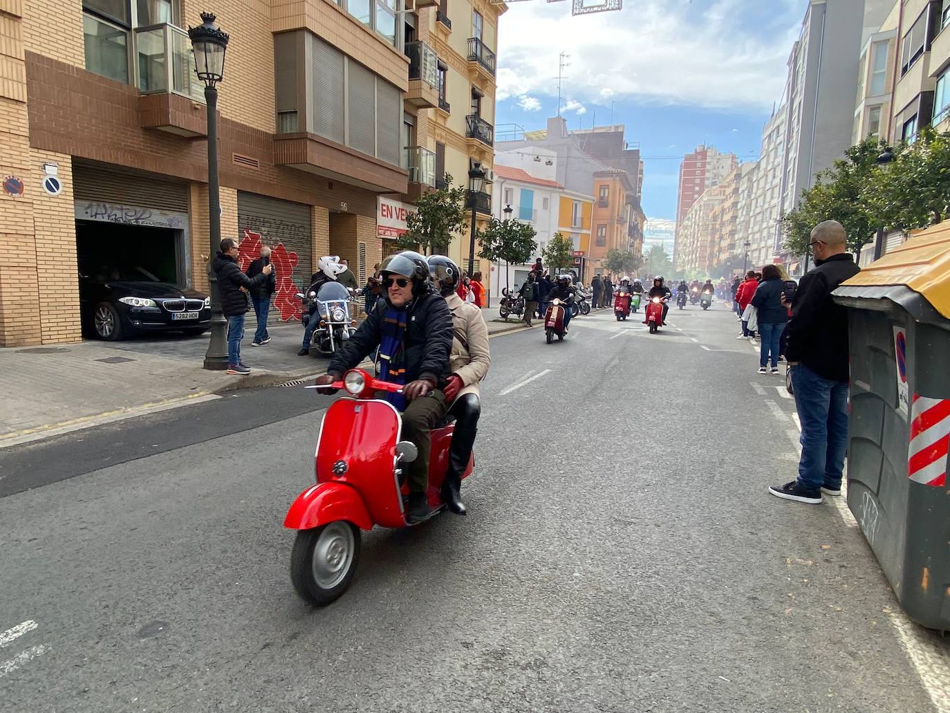 Fotos: Las vespas dan la bienvenida a las Fallas 2023