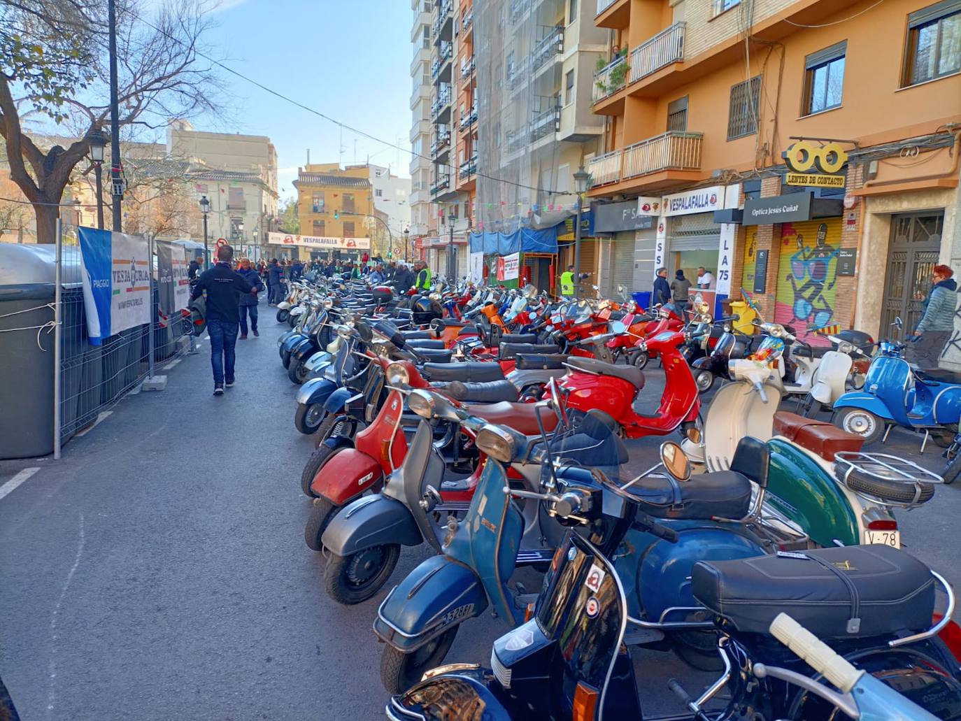 Fotos: Las vespas dan la bienvenida a las Fallas 2023