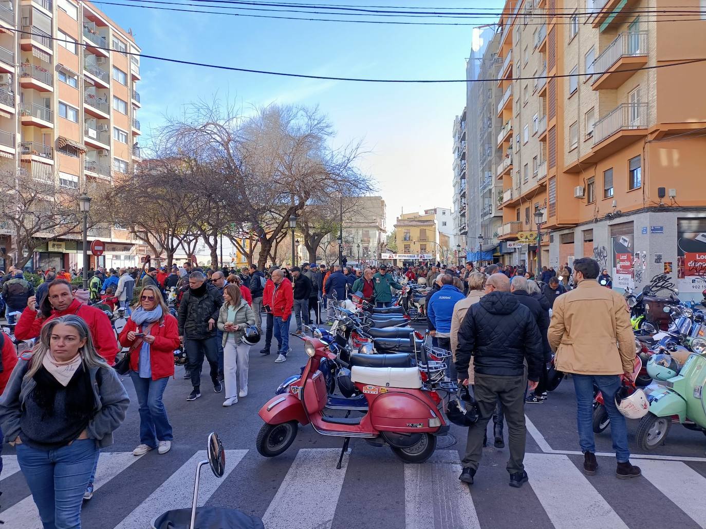 Fotos: Las vespas dan la bienvenida a las Fallas 2023