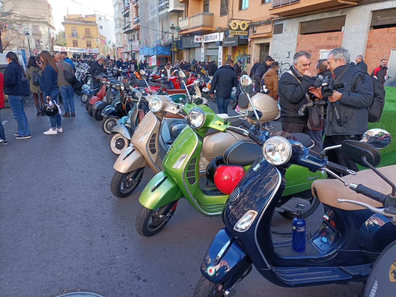 Fotos: Las vespas dan la bienvenida a las Fallas 2023