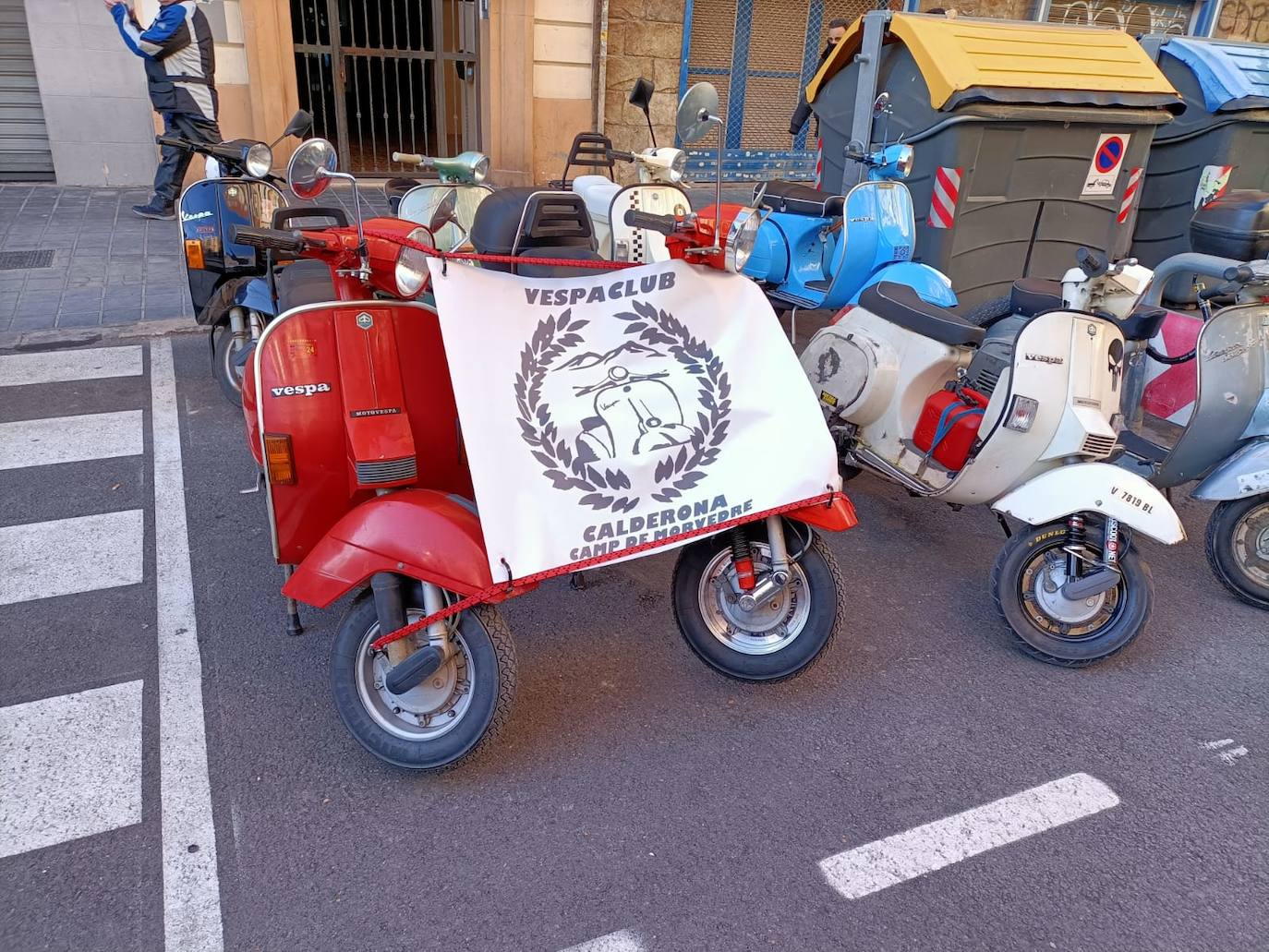 Fotos: Las vespas dan la bienvenida a las Fallas 2023