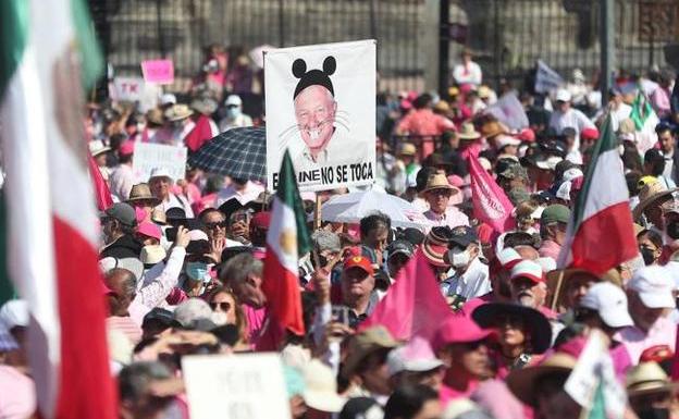 Una de las marchas en México en defensa del Instituto Nacional Electoral y contra el presidente Andrés Manuel López Obrador