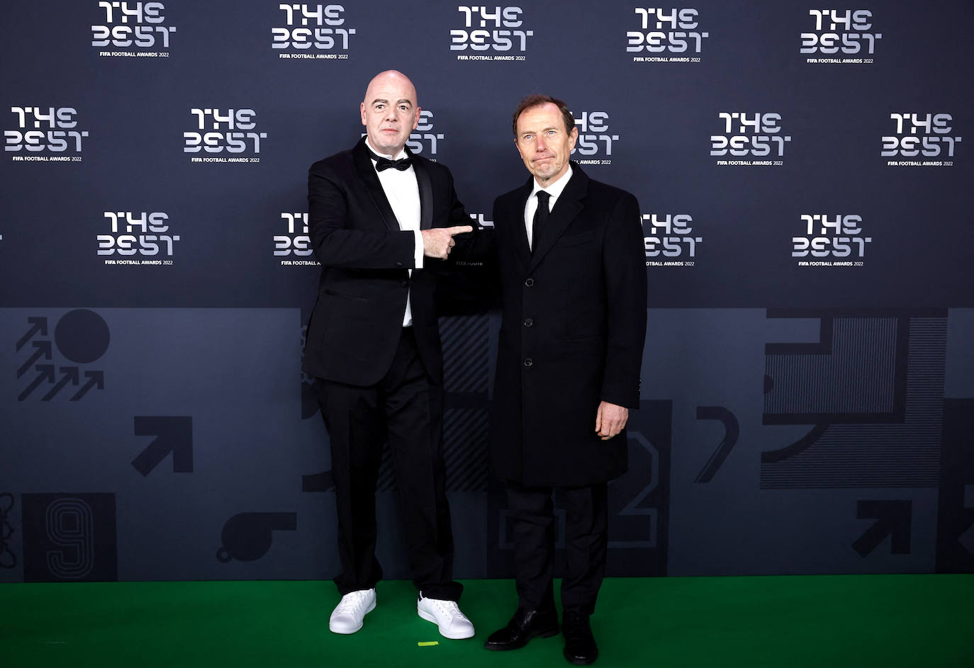 Gianni Infantino, presidente de la FIFA, y Emilio Butragueño, director de Relaciones Institucionales del Real Madrid, antes de la ceremonia.