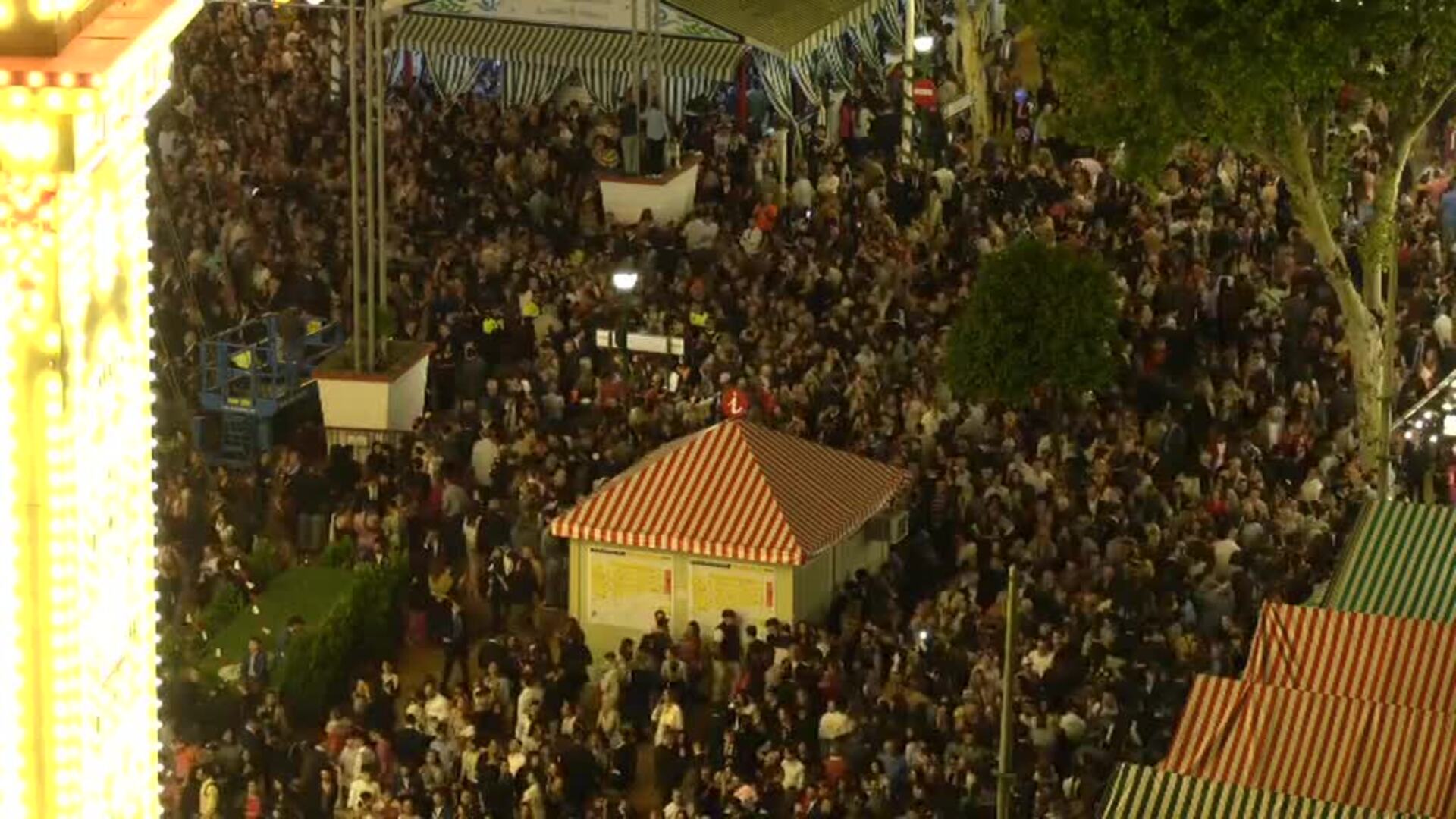 Sevilla ya luce su "alumbrao" de la Feria de Abril