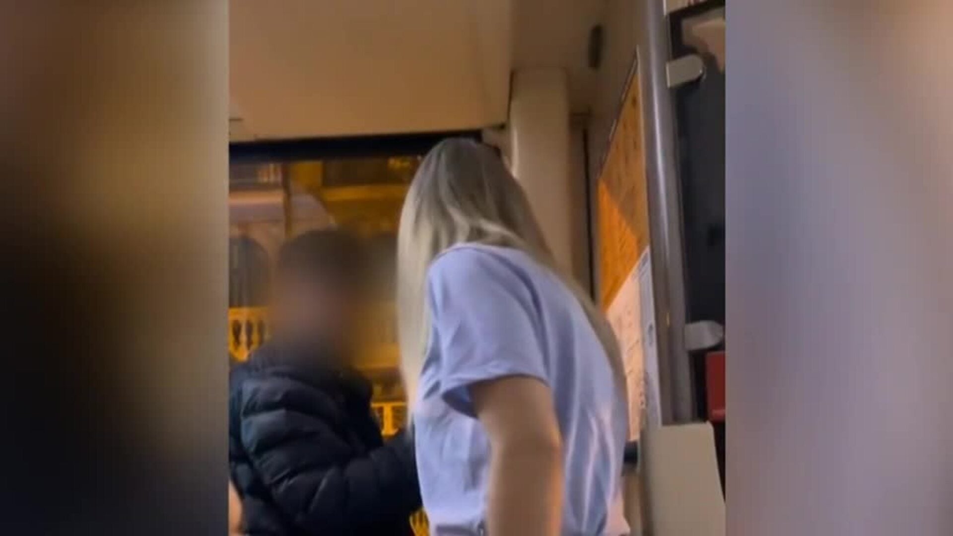 Una conductora de autobús de Barcelona no duda en parar el vehículo para echar a un hombre que la estaba acosando