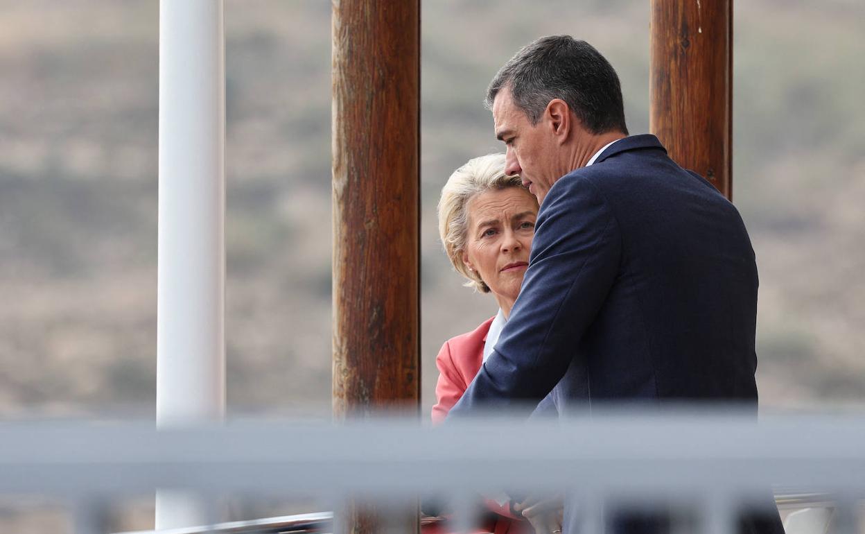 La presidenta de la Comisión Europea, Ursula von der Leyen, charla con el presidente español Pedro Sánchez.