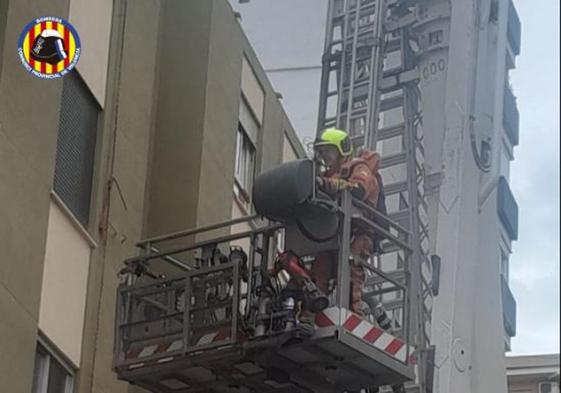 Los bomberos acceden al edificio con una escala.