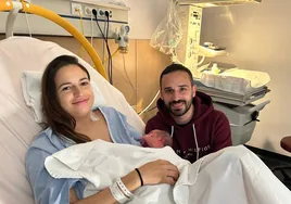 La pequeña Chloe, junto a sus padres, ha sido la primera valenciana nacida en 2024 en el Hospital Universitario del Vinalopó.