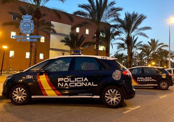 Un coche de la Policía Nacional de Alicante en una imagen de archivo.