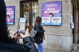 Una jugador observa el cartel de la Lotería de Navidad, en una imagen de archivo.l