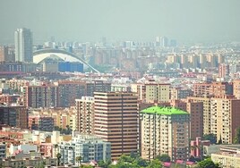 Vista general de los barrios del sur de Valencia desde un helicóptero.
