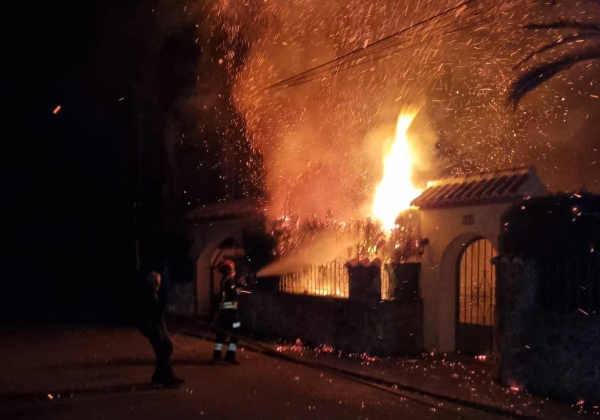 Los bomberos tratando de sofocar las llamas.