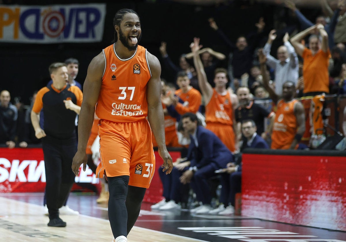 Ojeleye celebra con la Fonteta su triple que encarriló la victoria del Valencia Basket.