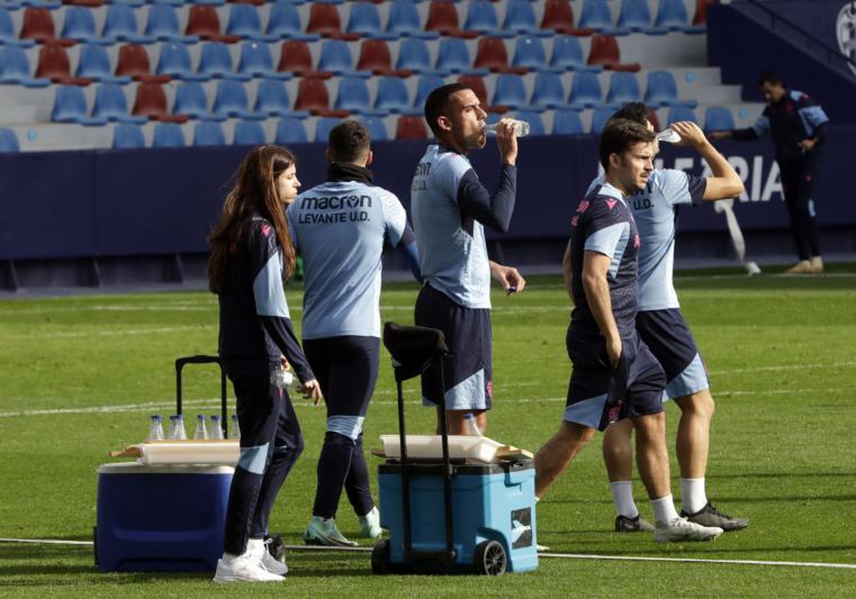 Los jugadores granotas, durante el entrenamiento de este miércoles.