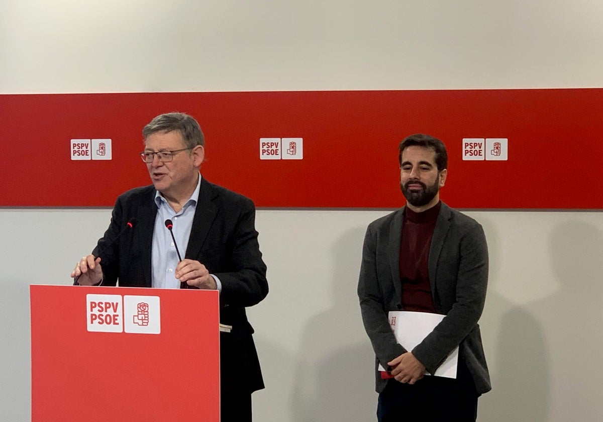 Puig y el síndic del PSPV en Les Corts, José Muñoz, en la sede socialista en Valencia.