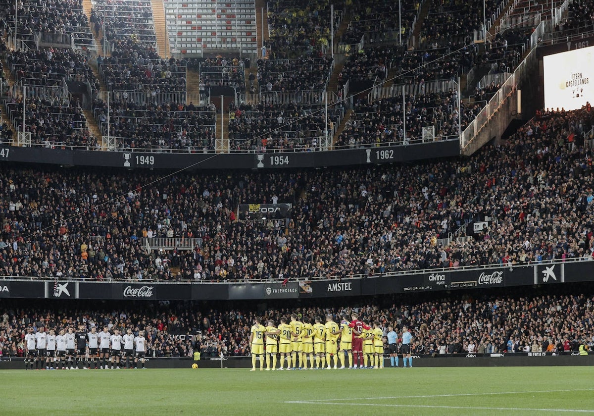 Mestalla dedicó una cerrada ovación en memoria de Ángel Castellanos.