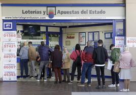 Colas para comprar Lotería del Niño en Aldaia (Valencia).