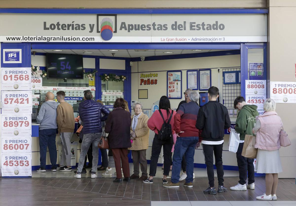 Colas para comprar Lotería del Niño en Aldaia (Valencia).