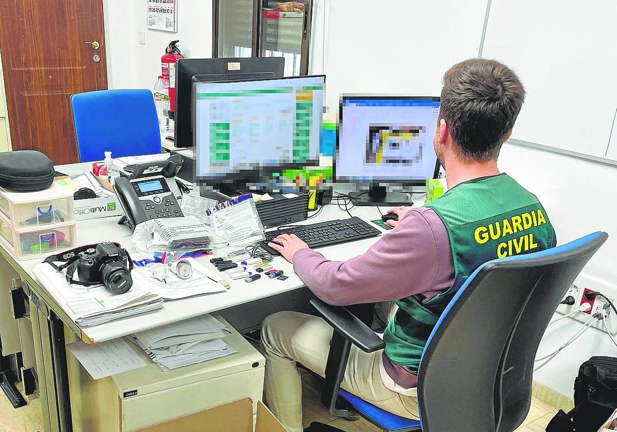 Un agente de la Guardia Civil realiza labores de investigación en una imagen de archivo.