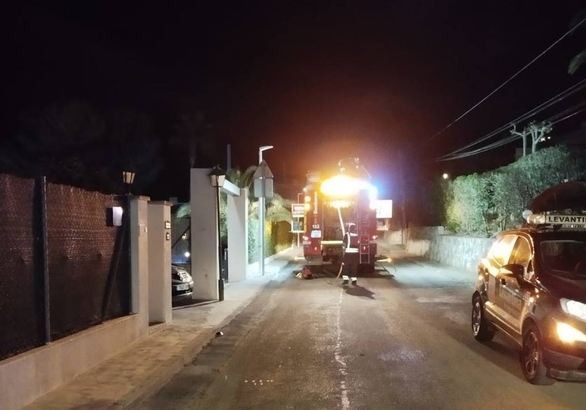 Uno de los camiones de bomberos que ha participado en las tareas de extinción.